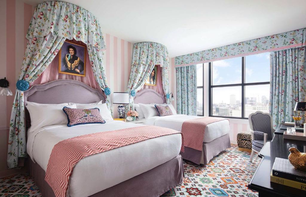4* NASHVILLE IN DOLLY PARTON THEMED HOTEL